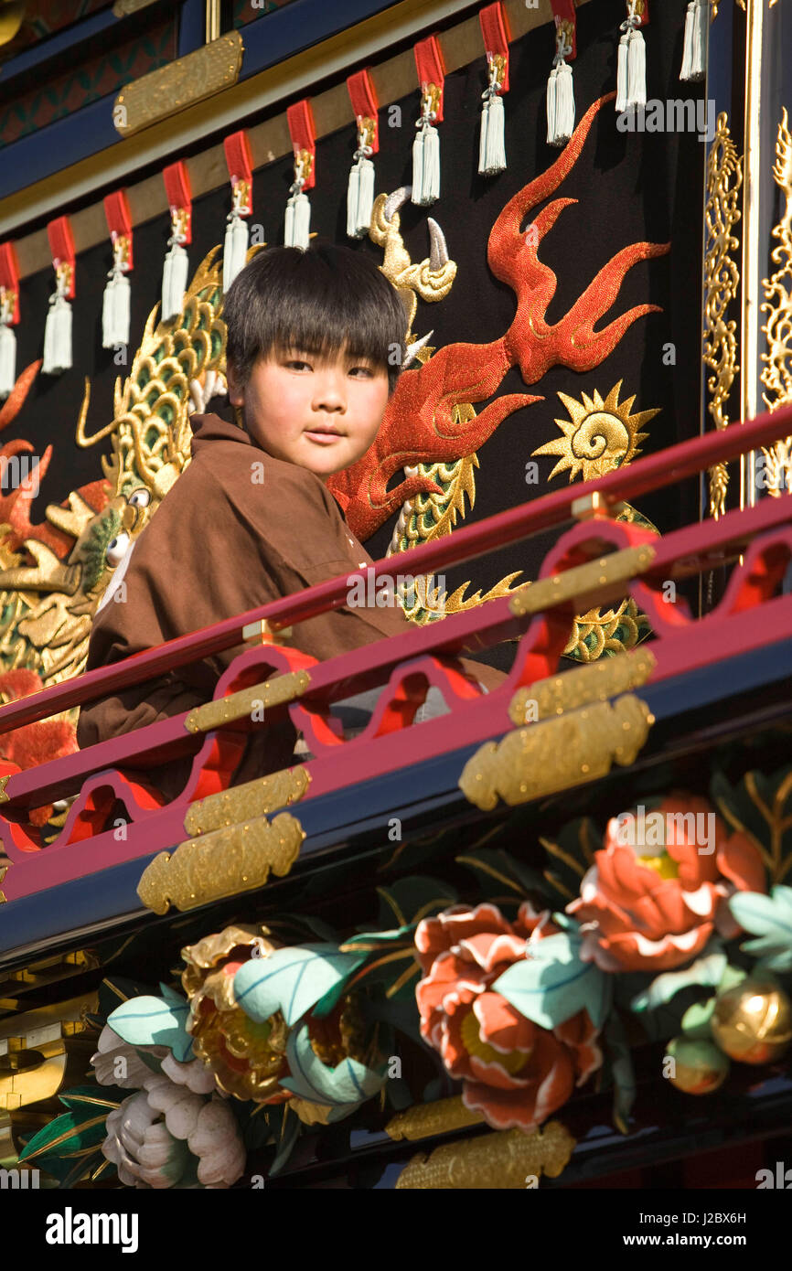 Le Japon, préfecture de Gifu, Takayama (également connu sous le nom de Hida-Takayama), boy sur float festival (yatai) dans Gonjunko Procession lors du Festival de Sanno Hie Jinja, organisée chaque année en avril. Banque D'Images