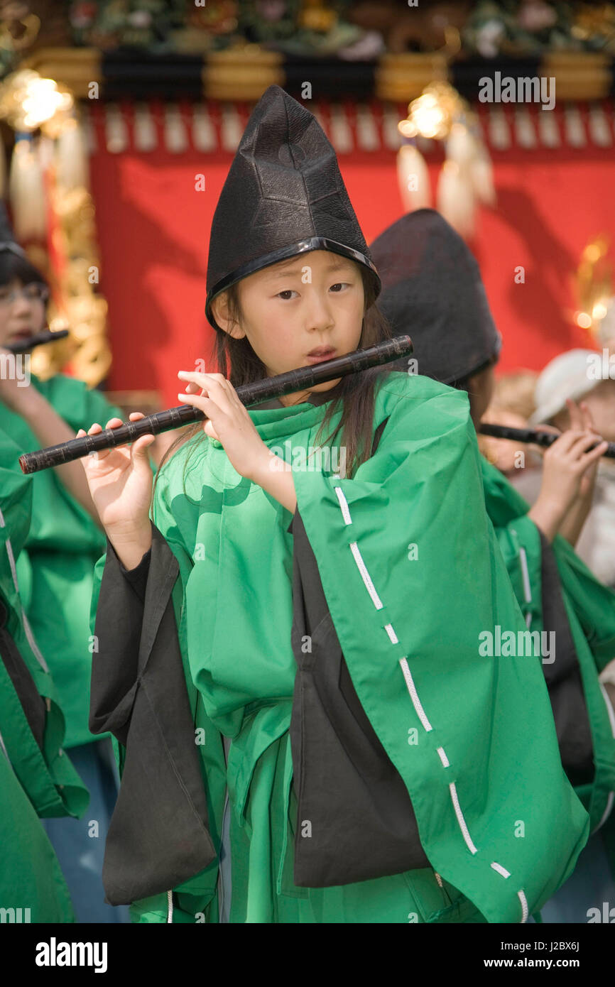 Le Japon, préfecture de Gifu, Takayama (également connu sous le nom de Hida-Takayama), fille jouant flûte en Gonjunko Procession lors du Festival de Sanno Hie Jinja, organisée chaque année en avril. Banque D'Images