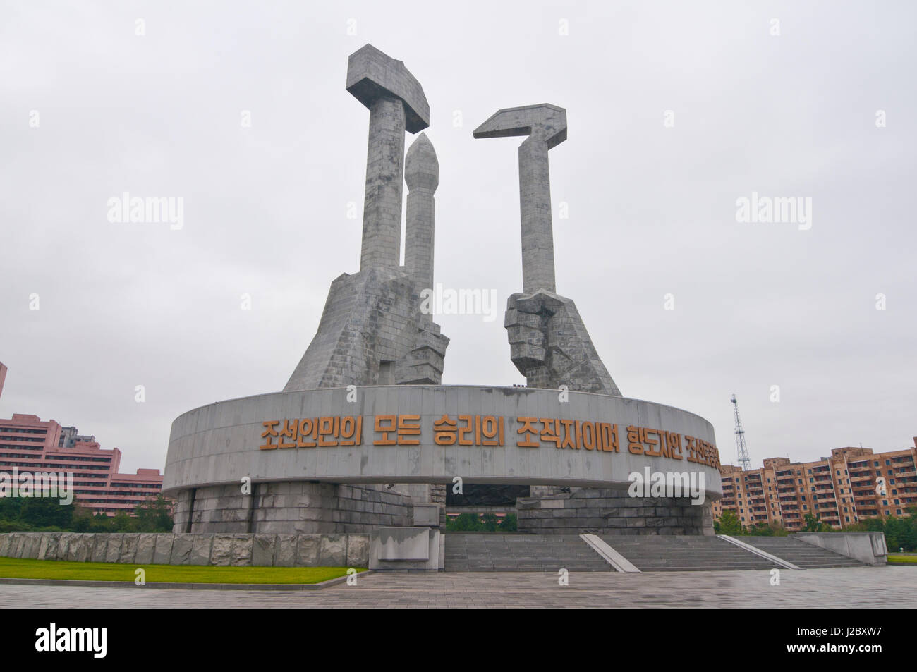 La faucille et le marteau, écrit sous forme de pinceau le Parti des travailleurs Monument, Pyongyang, Corée du Nord Banque D'Images