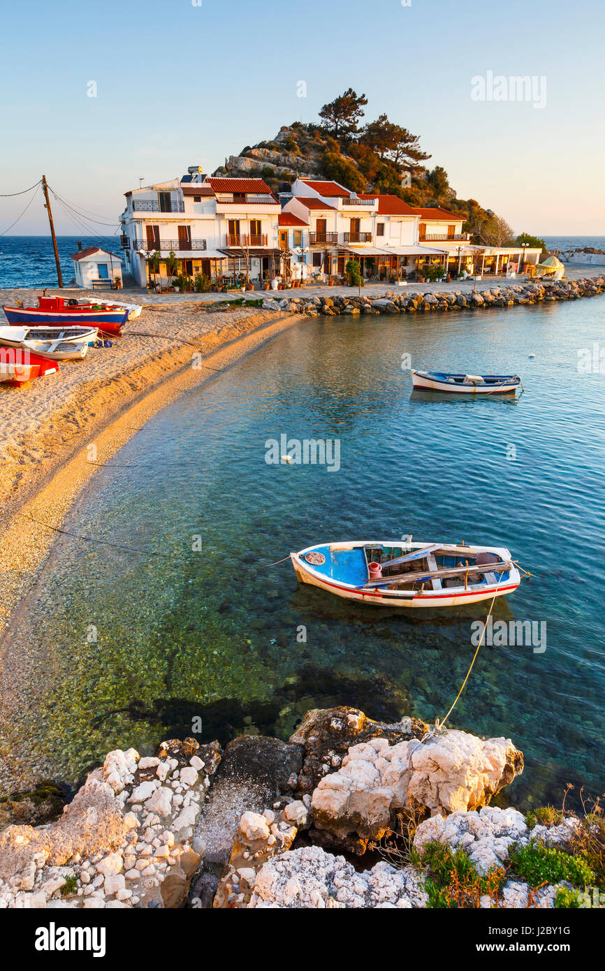 Village de Kokkari pittoresque sur l'île de Samos, Grèce. Banque D'Images