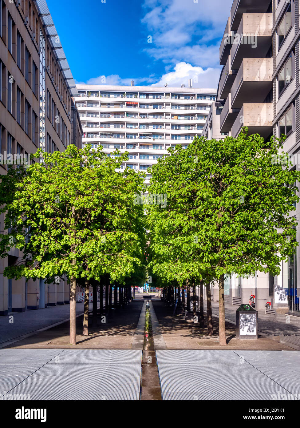 De grands bâtiments en béton avec des appartements à Berlin, Allemagne Banque D'Images