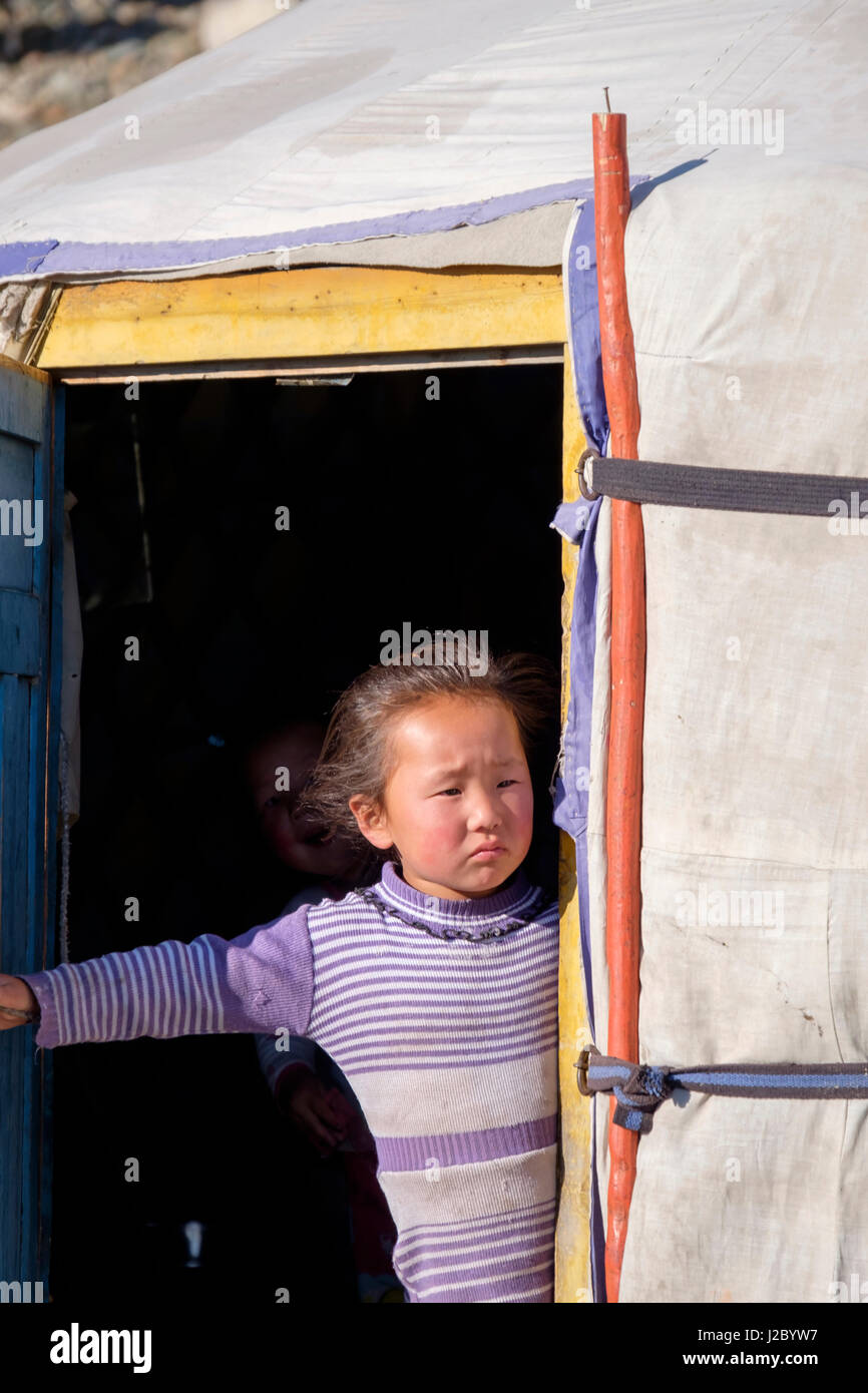 En Asie, Mongolie, Altan Hokhii les montagnes, les jeunes enfants de Mongolie pairs hors de son ger (yourte). (Usage éditorial uniquement) Banque D'Images