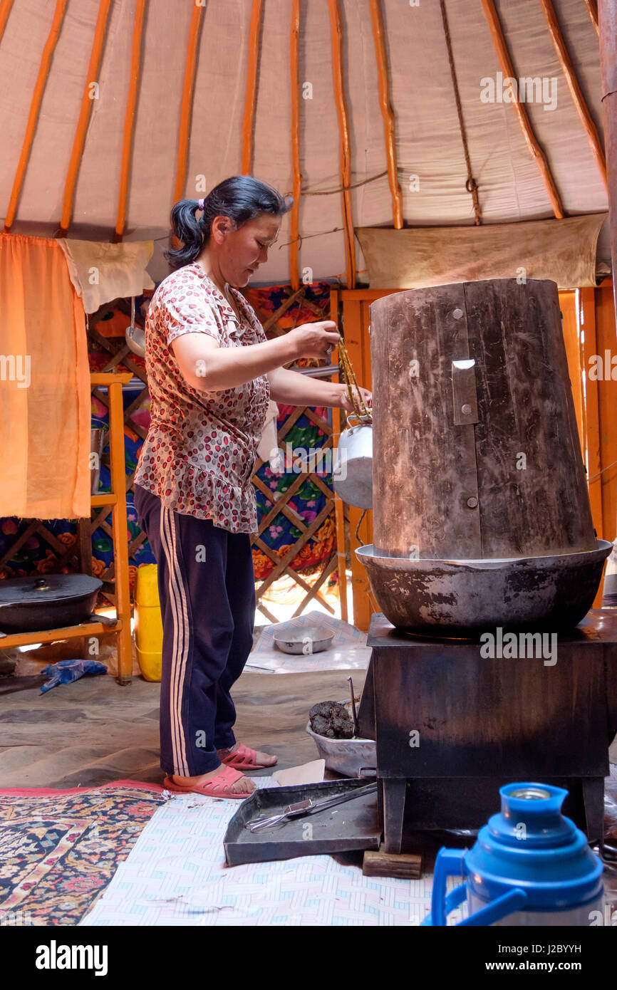 L'Asie, l'ouest de la Mongolie, le lac Tolbo, à l'intérieur de la Ger (yourte),. Préparation d'Airag, lait de jument fermenté. La boisson alcoolisée est une riche source de vitamines et minéraux. (Usage éditorial uniquement) Banque D'Images