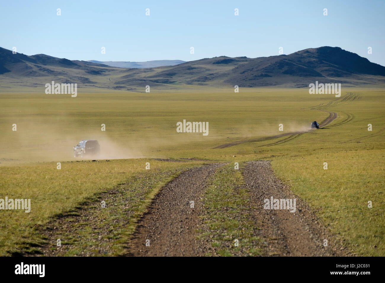 En Asie, Mongolie, province de Khovd. Les véhicules à quatre roues motrices à la suite de chemin de terre. Banque D'Images