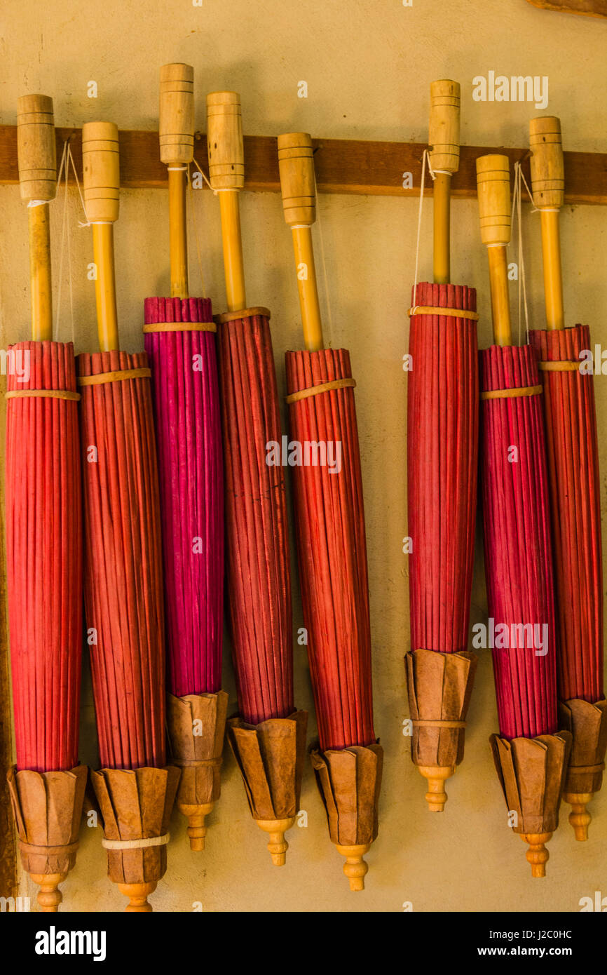 Le Myanmar. L'État Shan. Nyaungshwe. Parapluie traditionnel usine. Banque D'Images