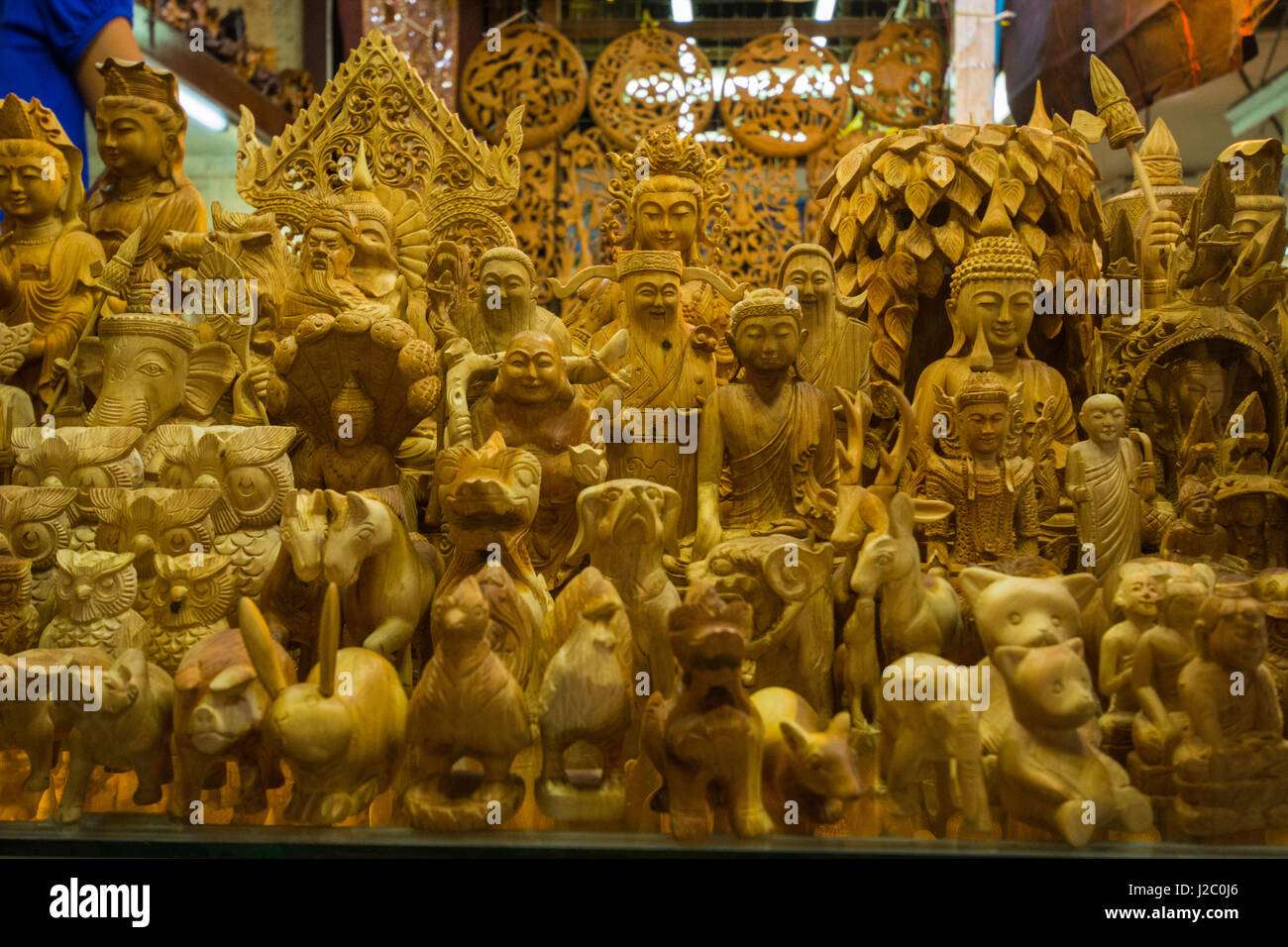 Le Myanmar. Yangon. Marché Bogyoke Aung San. Chiffres en bois sculpté. Banque D'Images