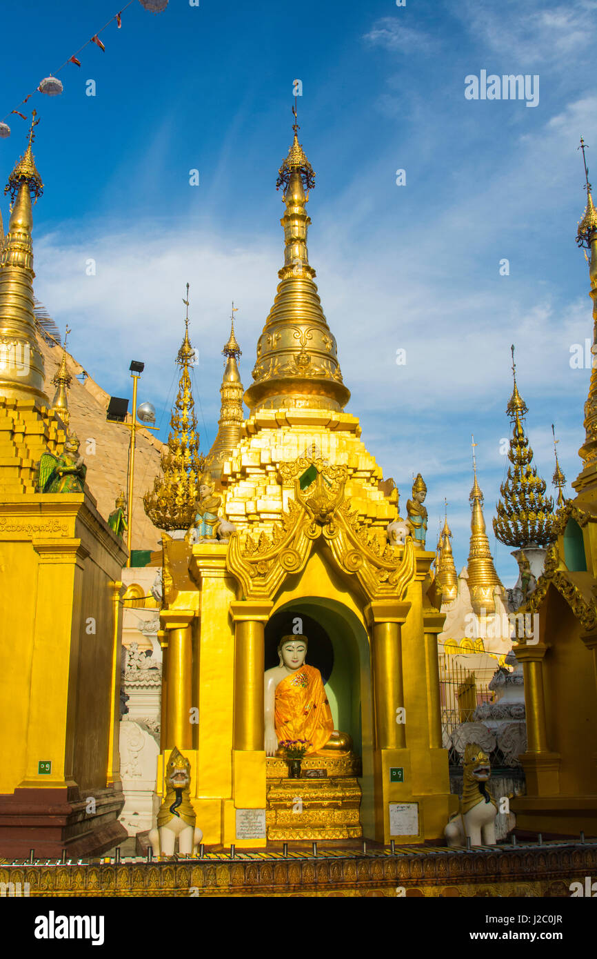 Le Myanmar. Yangon. La Pagode Shwedagon. Bouddha dans une niche. Banque D'Images