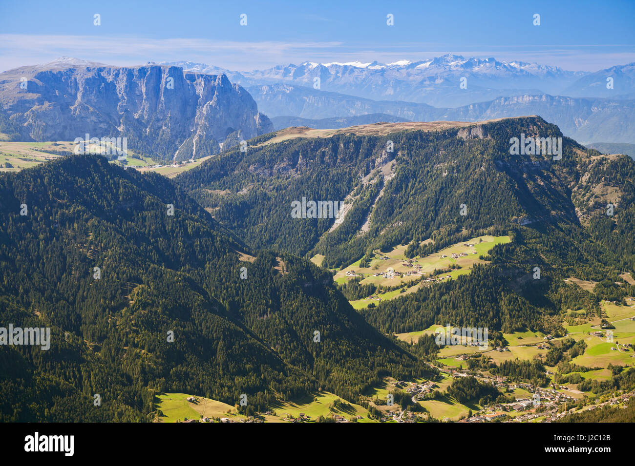 Val Gardena et Ortisei, Dolomites, Italie, vue sur une Banque D'Images