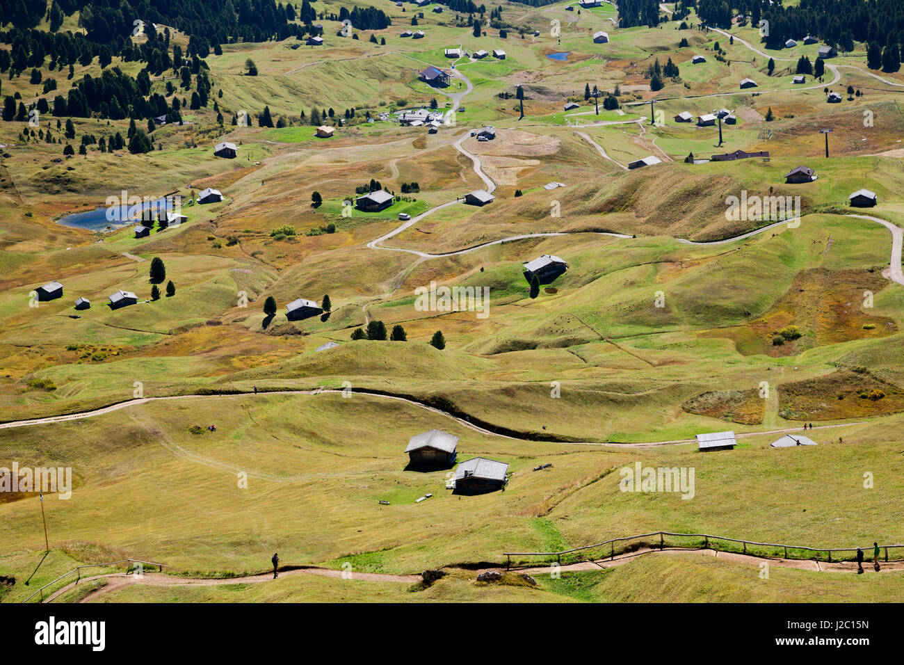 Vallée avec maisons dans la dolomite Alpes, vue sur une Banque D'Images