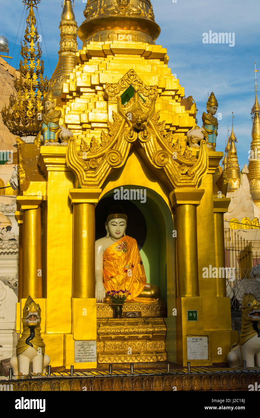 Le Myanmar. Yangon. La Pagode Shwedagon. Bouddha dans une niche. Banque D'Images