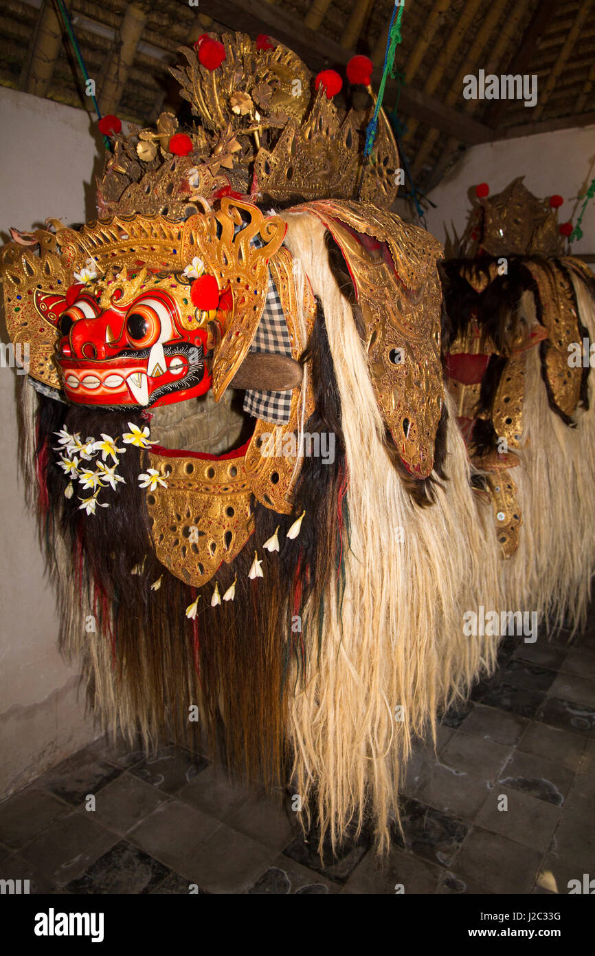 L'INDONÉSIE, Bali. Dragon-comme costume utilisé dans la performance, une danse Barong drame cru pour exorciser les mauvais esprits. Bali, Indonésie. Banque D'Images