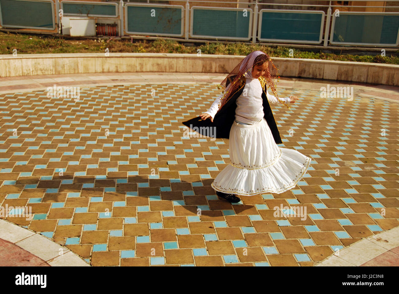 L'Iran, Téhéran, joyeux girl dancing en costume traditionnel (MR) Banque D'Images