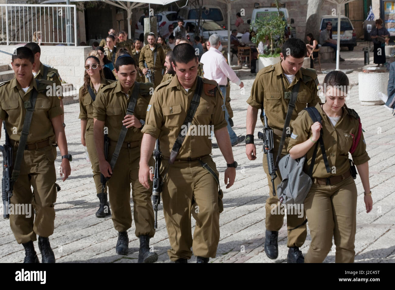 Des soldats israéliens armés, y compris les femmes en patrouille dans le quartier juif de la vieille Jérusalem. Banque D'Images