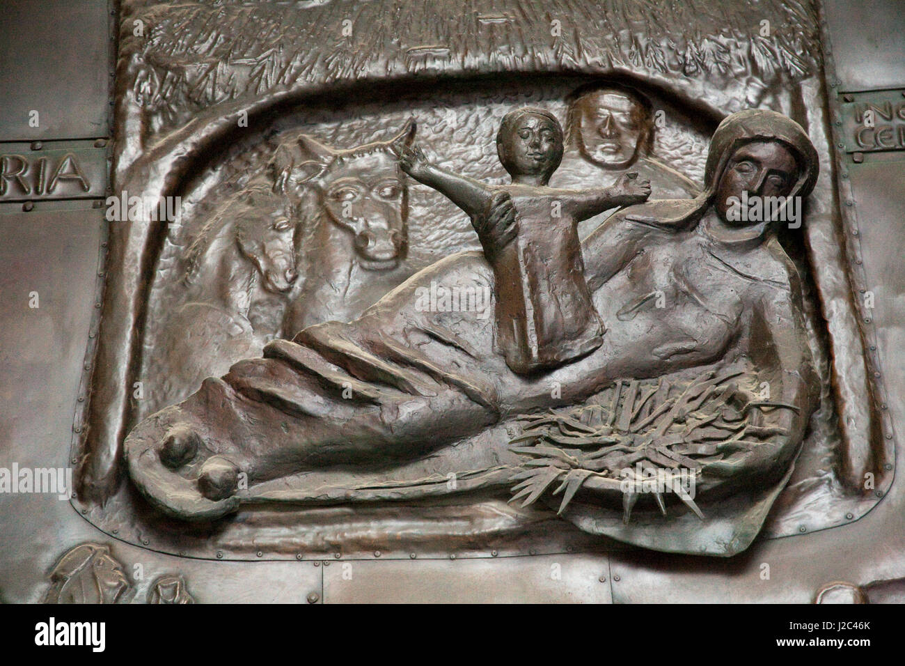 Soulagement de Bronze Marie, Joseph et l'enfant Jésus à la naissance à Bethléem stable sur la porte d'entrée de Nazareth basilique de l'Annonciation. Banque D'Images
