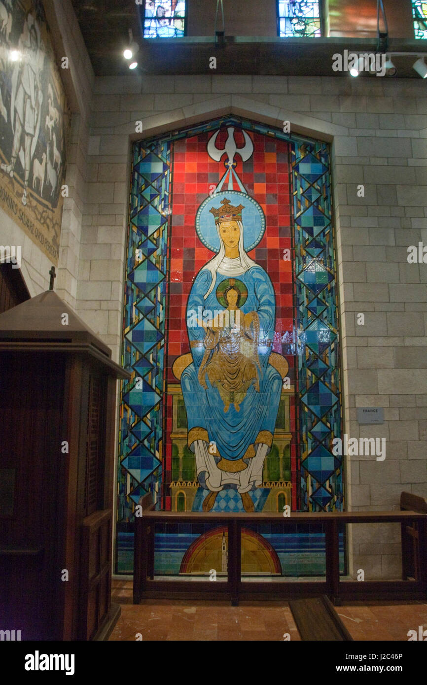 Sainte Mère Marie et son fils Jésus Christ honoré dans la statuaire du sanctuaire de Nazareth basilique de l'Annonciation. Israël Banque D'Images