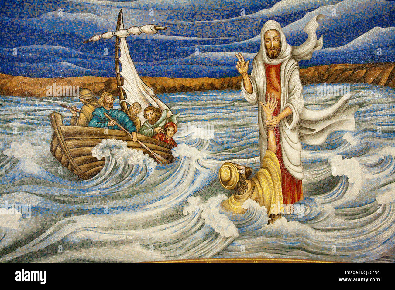 Jésus l'alambics eaux déchaînées de la mer de Galilée pour sauver la vie de disciple Pierre Centre de Spiritualité à Magdala sur le rivage de la mer de Galilée, en Israël. Banque D'Images