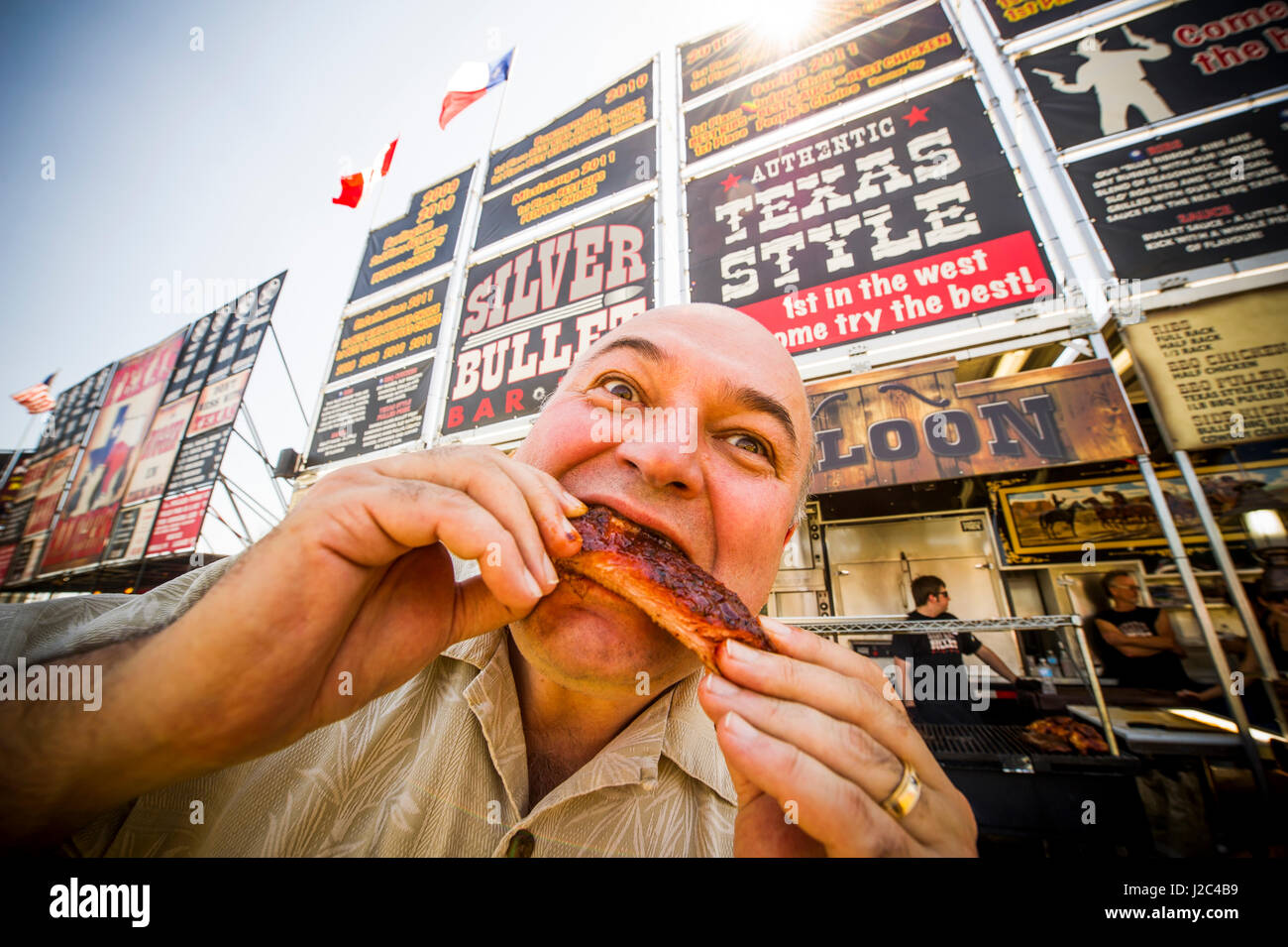 Un visiteur profite des côtes de porc au ribfest de Toronto. Le festival a attiré des dizaines de Torontois à la Centennial Park pendant la longue fin de semaine wh Banque D'Images