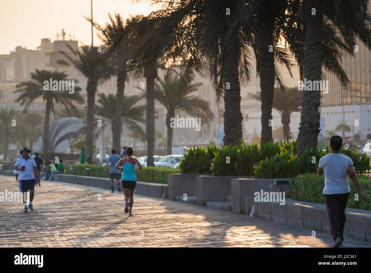 Qatar, Doha, les joggers sur la Corniche, Dawn Banque D'Images