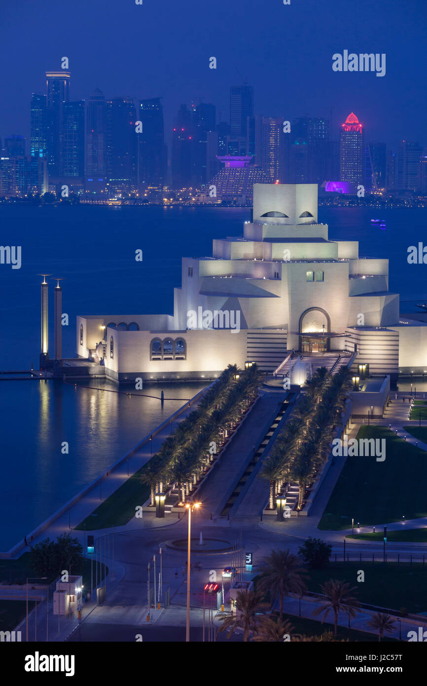 Qatar, Doha, le Musée d'Art Islamique, conçu par I.M. Pei, elevated view, dusk Banque D'Images