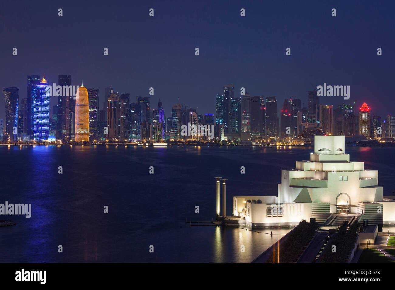 Qatar, Doha, le Musée d'Art Islamique, conçu par I.M. Pei, elevated view, dusk Banque D'Images