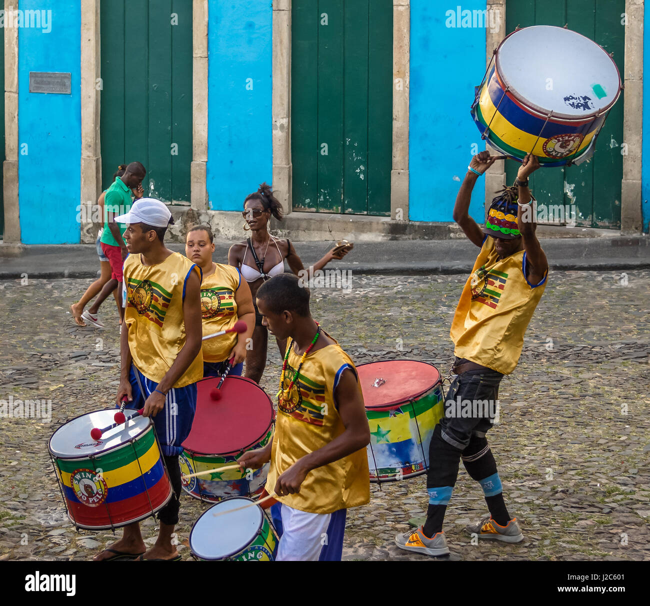 Groupe de percussions brésiliennes dans les rues de Pelourinho - Salvador, Bahia, Brésil Banque D'Images