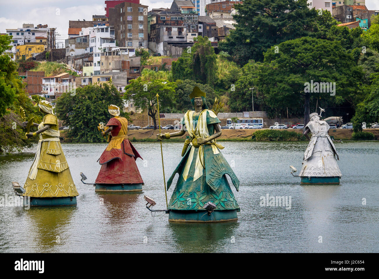 Oxum, Xango, Oxossi et Oxala Orixas des statues de saints africains traditionnels candomblé dans Dique do Tororo - Salvador, Bahia, Brésil Banque D'Images