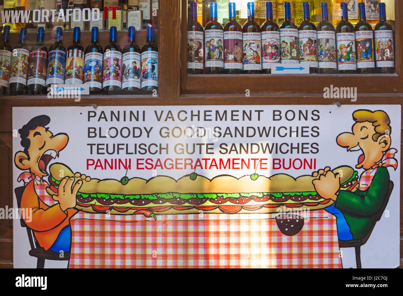 Bon sang signe des sandwichs et des bouteilles de vin avec des étiquettes sur affichage en magasin à Orta San Giulio, lac d'Orta, Italie en avril Banque D'Images