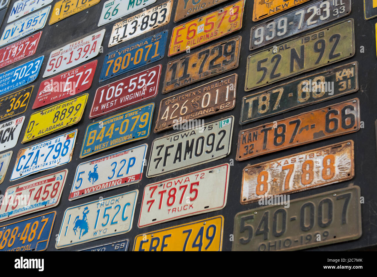 L'Australie, Alice Springs. Transport Routier National Hall of Fame. Affichage d'un assortiment de plaques d'immatriculation. Banque D'Images