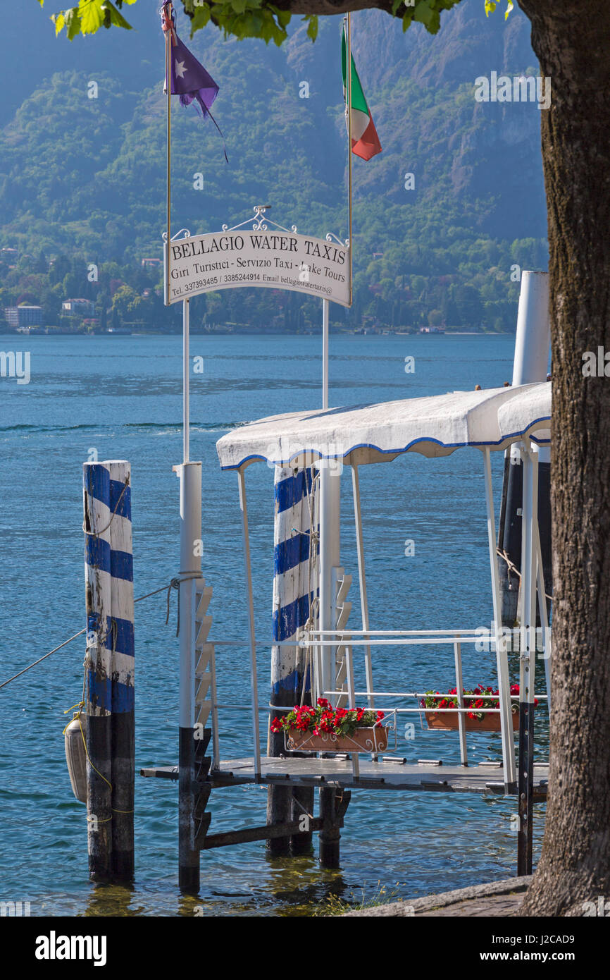 Jetée pour les bateaux-taxis Bellagio offrant des tours du lac à Bellagio, Lac de Côme, Italie en avril Banque D'Images