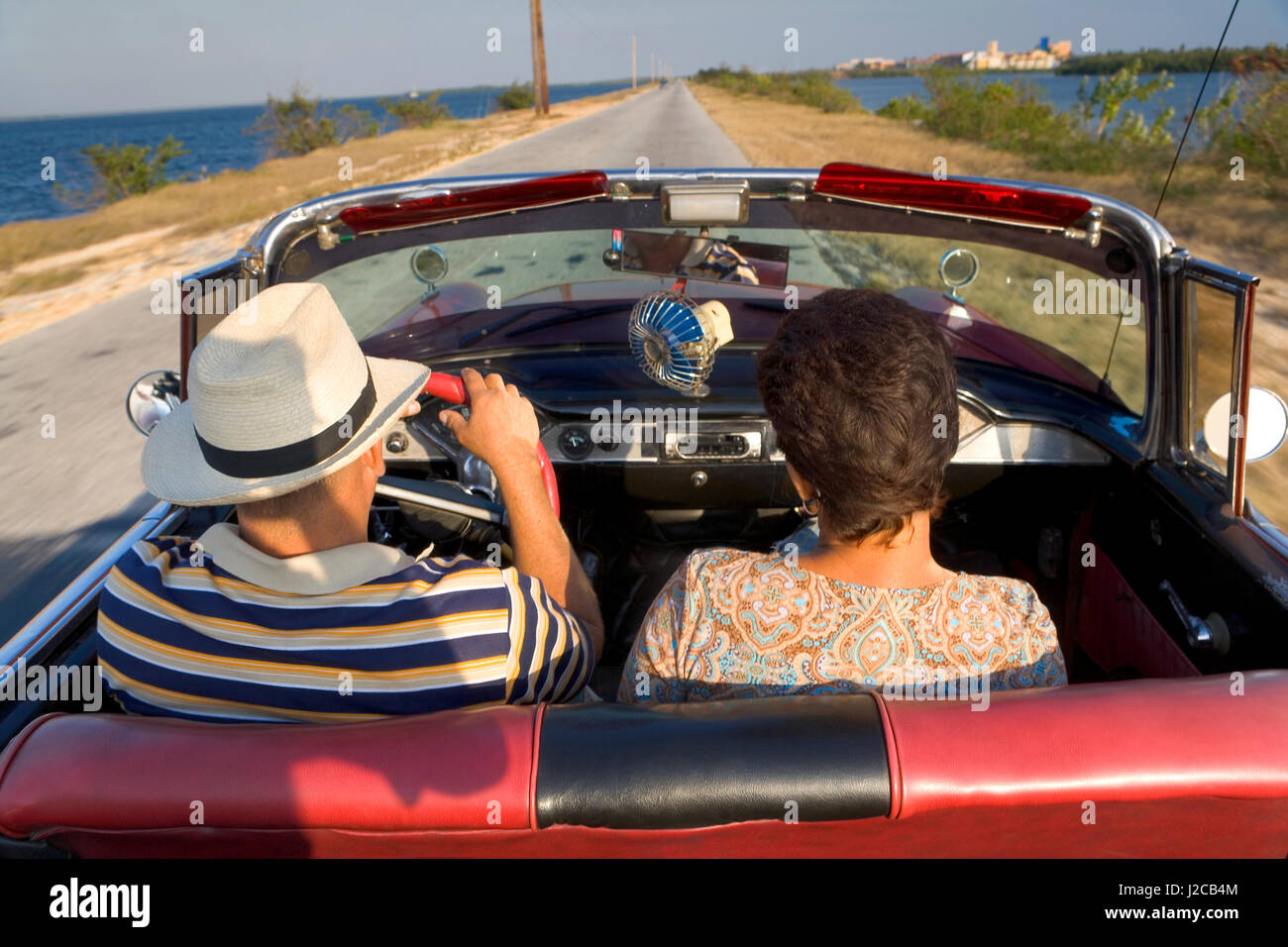 Couple bénéficiant d'une belle balade dans leur décapotable américaine  classique, Trinidad, Cuba Photo Stock - Alamy
