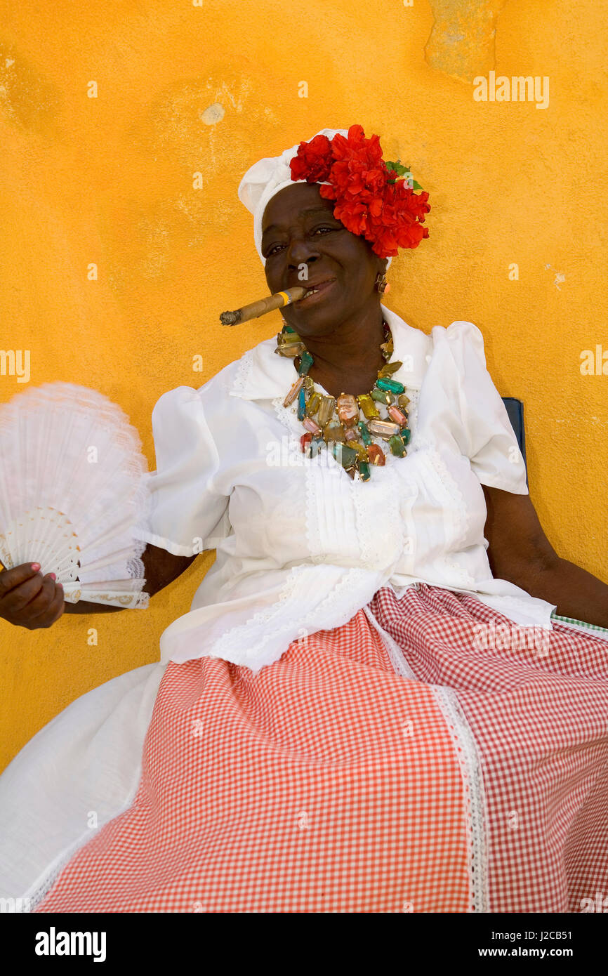 Femme fumant un cigare cubain, La Havane, Cuba Banque D'Images