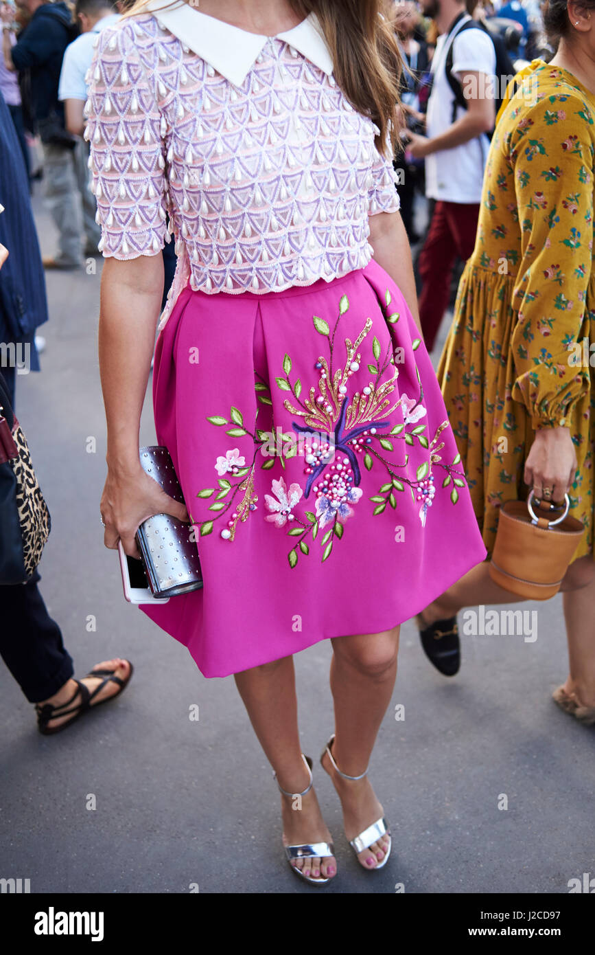 Femme en jupe rose avec broderie florale, culture verticale Banque D'Images