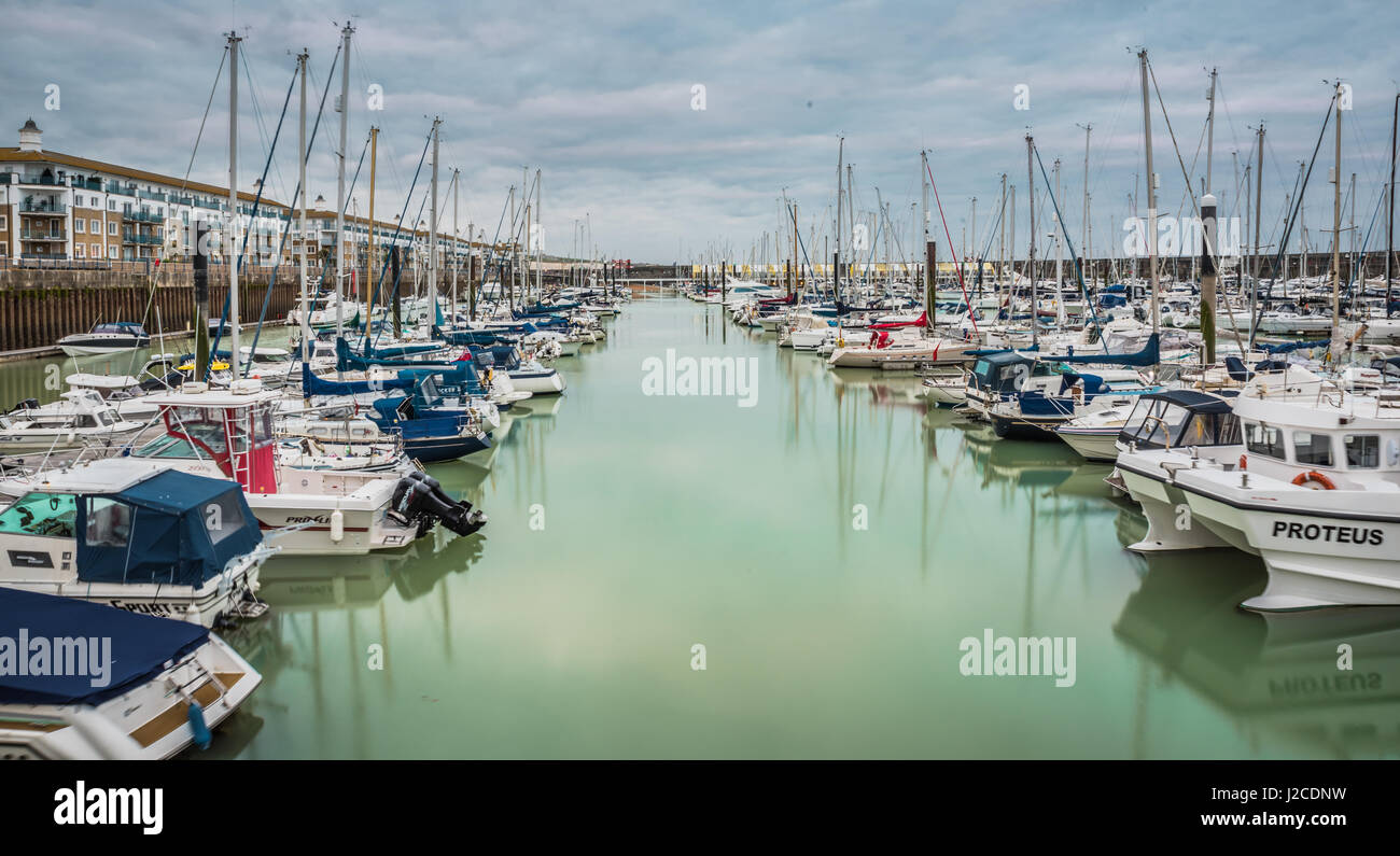 Brighton, Angleterre. 13 avril 2017.Bateaux, yachts et bateaux de pêche amarré à la marina de Brighton docs un jour nuageux. Banque D'Images