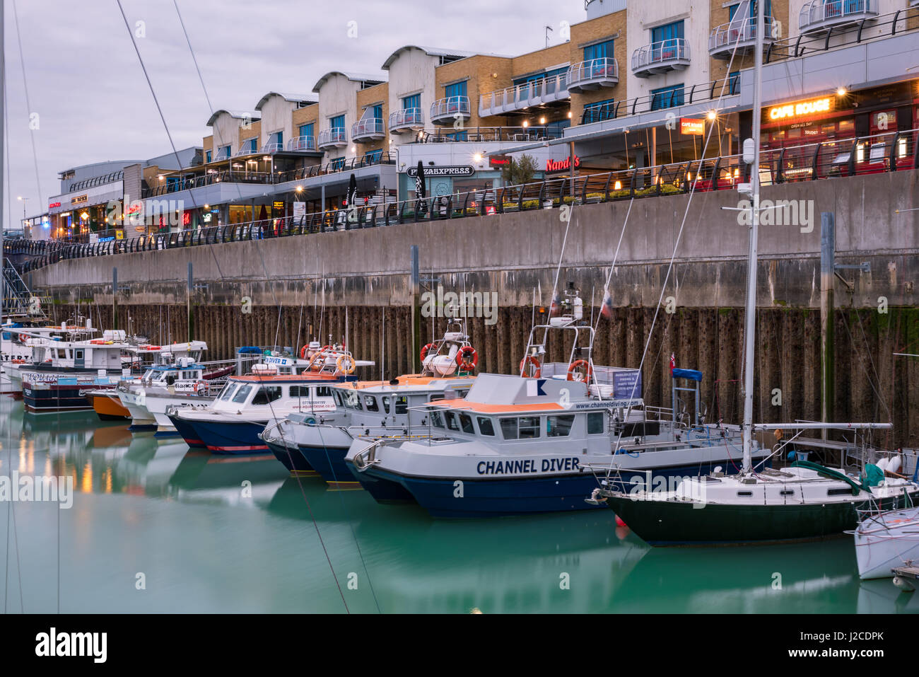 Brighton, Angleterre. 13 avril 2017.Bateaux, yachts et bateaux de pêche amarré à la marina de Brighton docs un jour nuageux. Banque D'Images