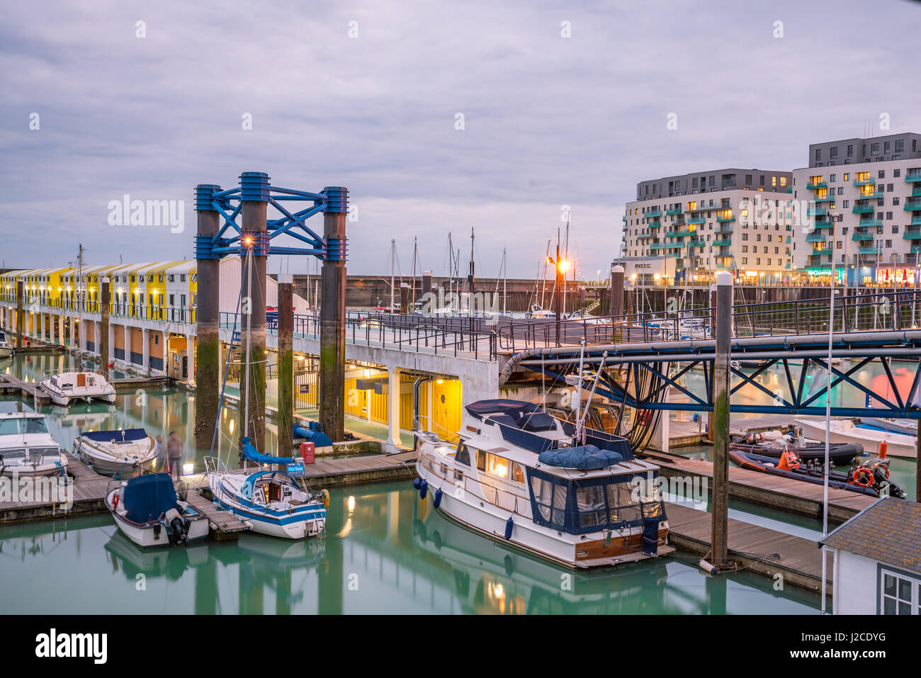 Brighton, Angleterre. 13 avril 2017.Bateaux, yachts et bateaux de pêche amarré à la marina de Brighton docs un jour nuageux. Banque D'Images