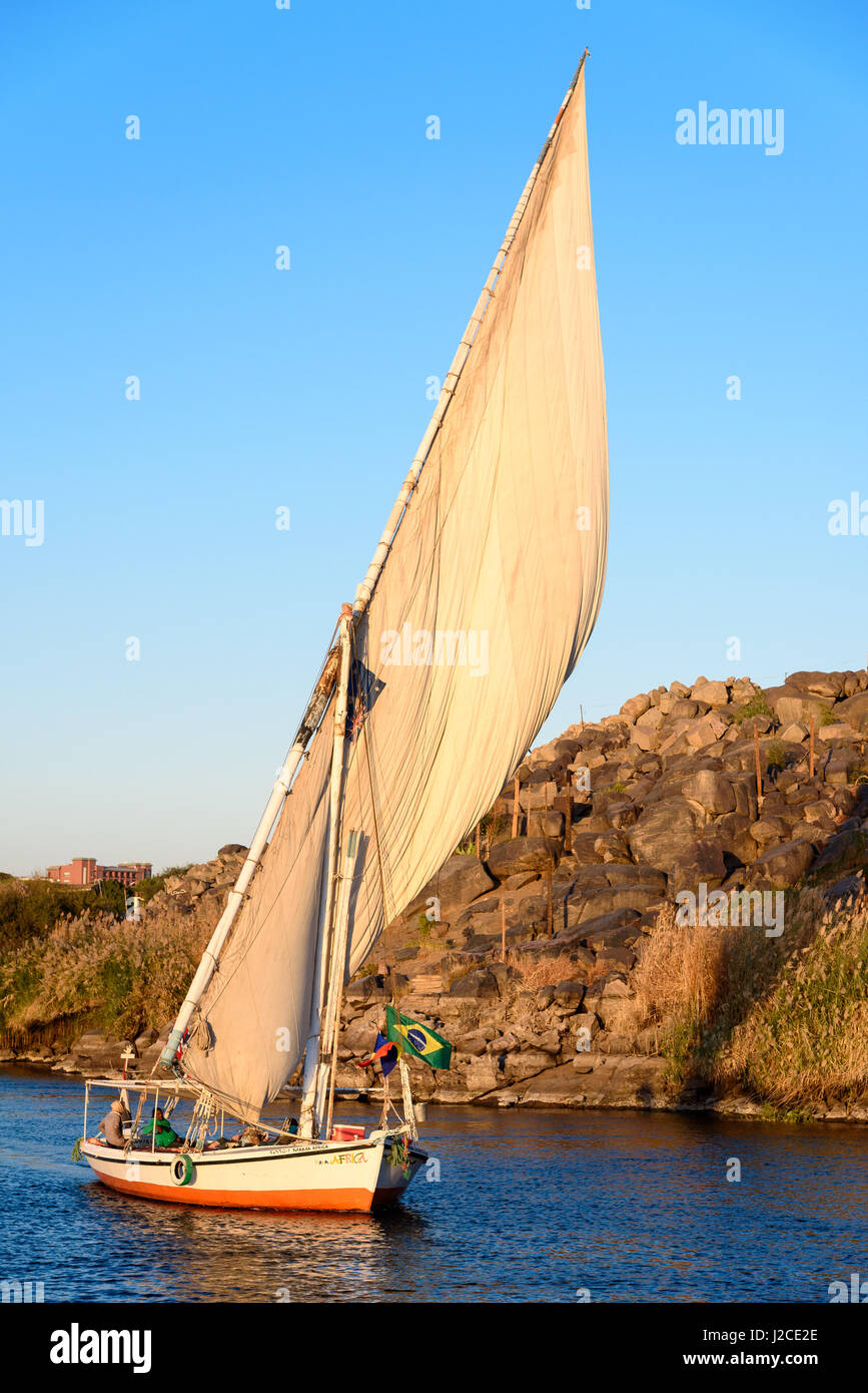 L'Égypte, Assouan, Assouan, Government en bateau à travers la cataracte du Nil. Banque D'Images