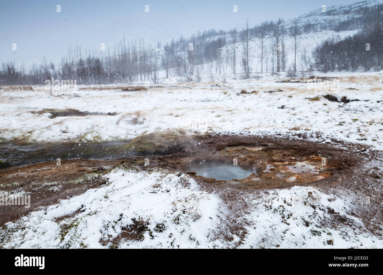 Dans le sud-ouest de l'Islande des pots de geysers, saison d'hiver Banque D'Images