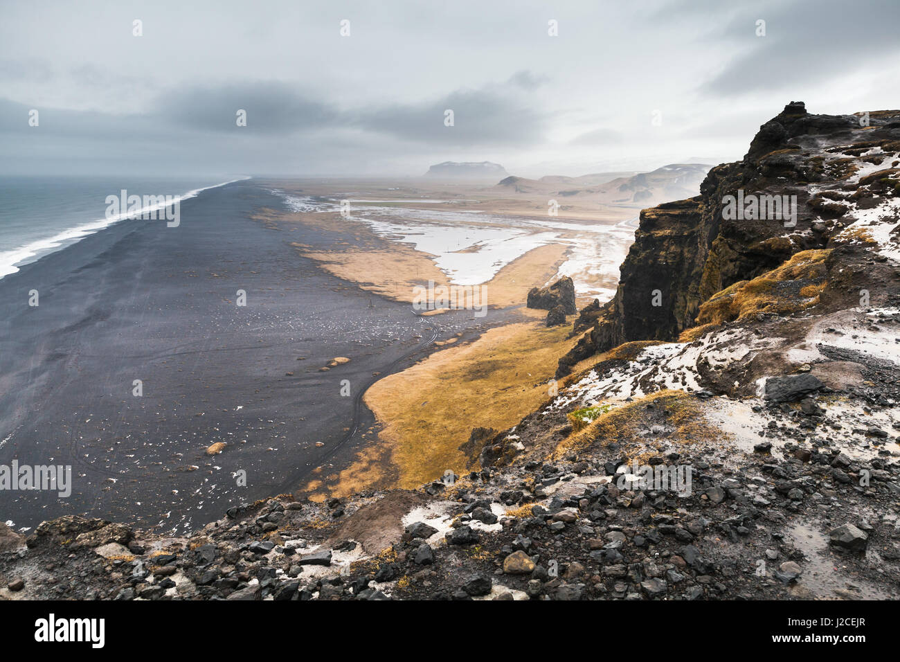Icelandic paysage côtier. Côte de l'océan Atlantique Nord des Rocheuses. Le district de Vik, Islande Banque D'Images