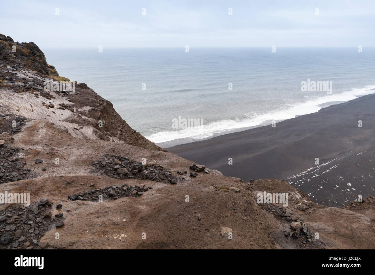 Plage de sable noir, la côte de l'océan Atlantique Nord. Vik, Islande Banque D'Images
