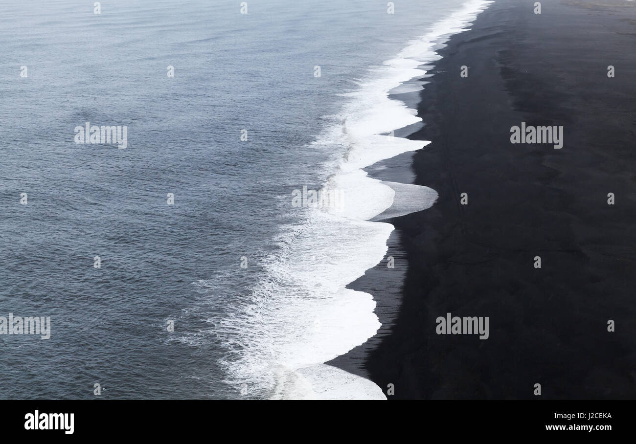 Black sands beach, côte de l'océan Atlantique Nord. Vik, Islande Banque D'Images
