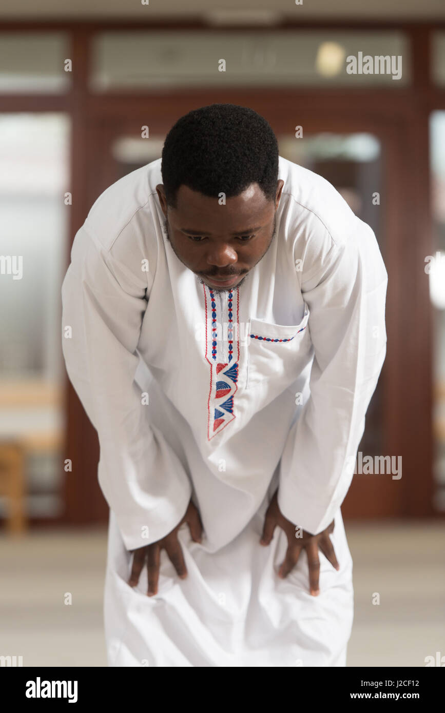 Générique Abaya Homme Coton Lin Caftan Abaya Jelaba Hommes Musulman Abaya Marocaine Kimono Qamis Islamiques Tenue De Prière Vêtements Musulmans Confortable Maxi Kamis