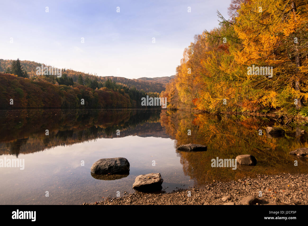 Couleurs de l'automne. Belles réflexions dans un lac bordé d'arbres, Pitlochry, Perthshire, Écosse, Scotland Banque D'Images