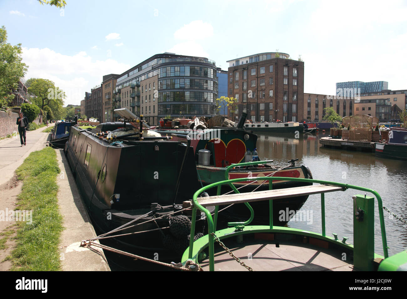 Narrowboats amarré sur les Regents Canal à Londres par l'entrée de bassin Battlebridge Banque D'Images