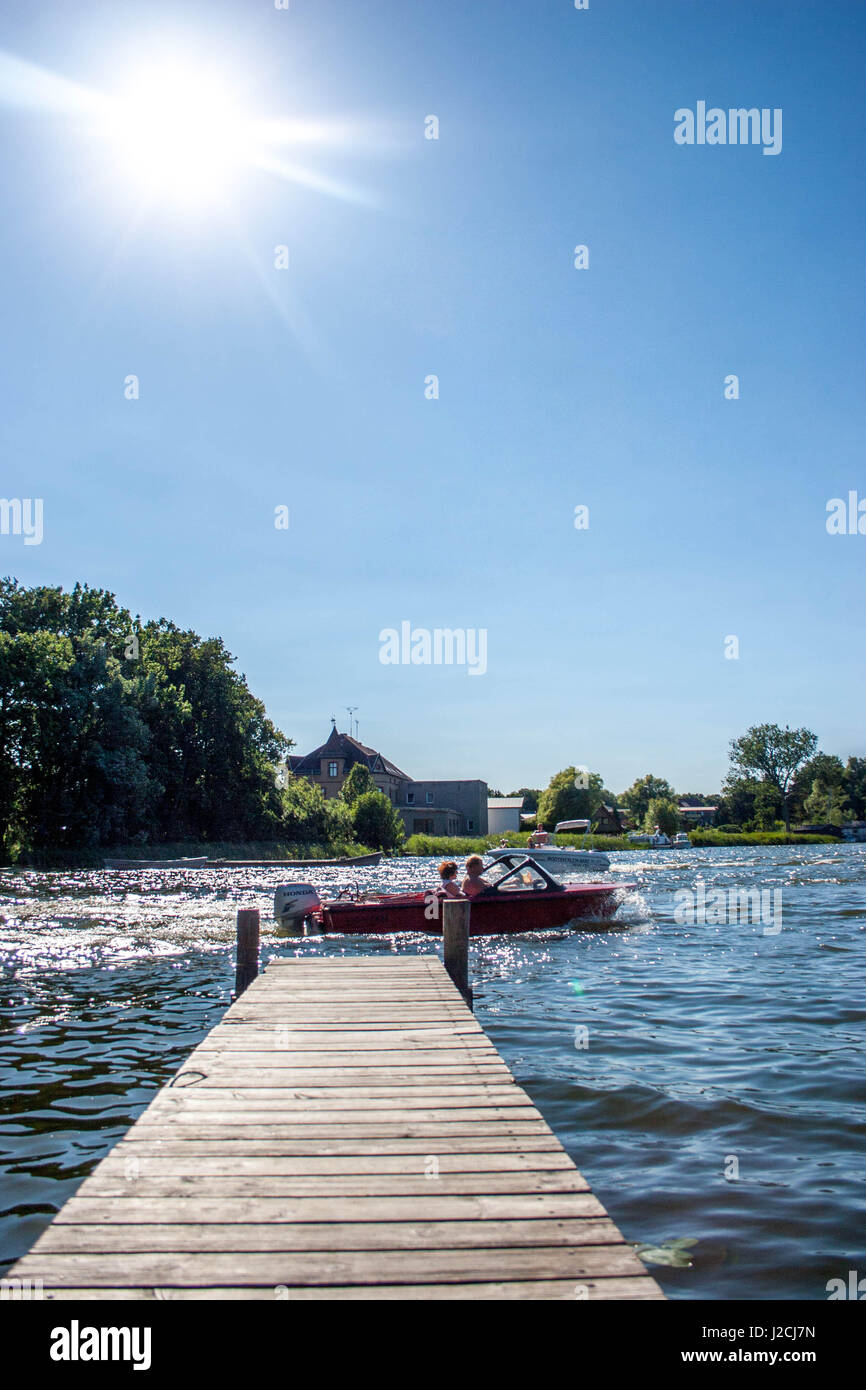 Allemagne, Mecklenburg-Vorpommern, Roggentin, Mecklenburg Lake District, canoë sur le chemin du Lac de Leppin au lac, près de l'Granziner Mirrow Banque D'Images