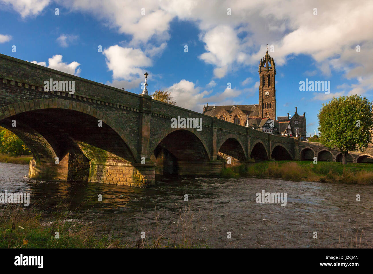 La rivière Tweed à Peebles, montrant le Tweed Bridge et l'ancienne église paroissiale, Scottish Borders Banque D'Images