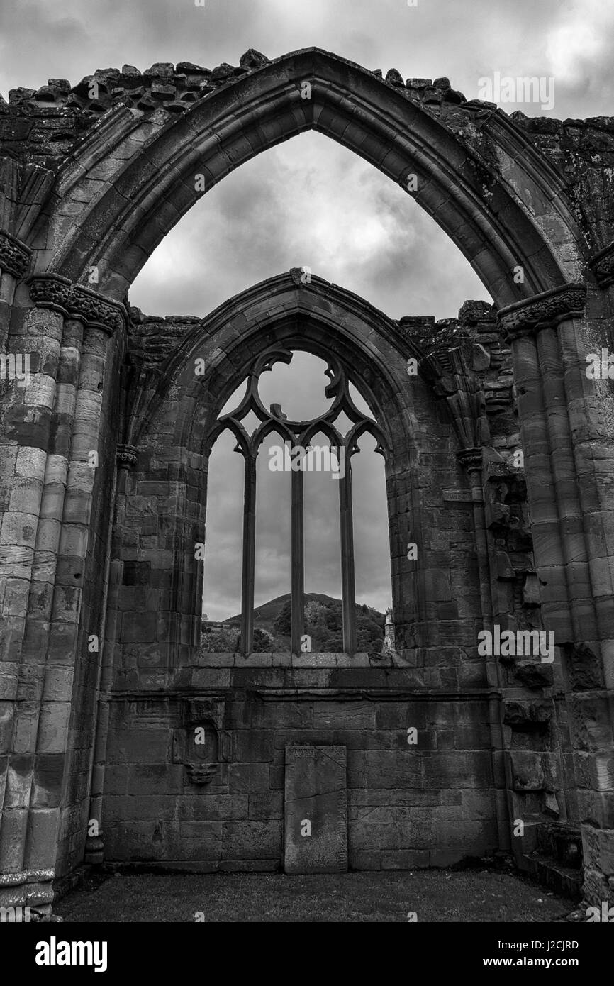 Fenêtre est, Abbaye de Melrose, frontières écossaises : version noir et blanc Banque D'Images
