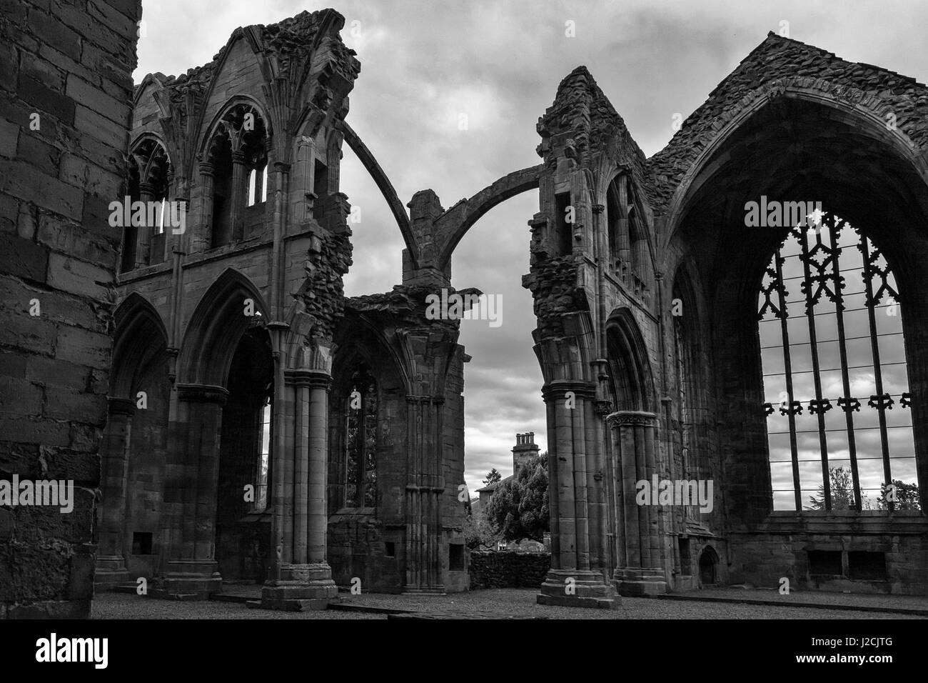 Fenêtre et choeur de l'est, Abbaye de Melrose, frontières écossaises : version noir et blanc Banque D'Images