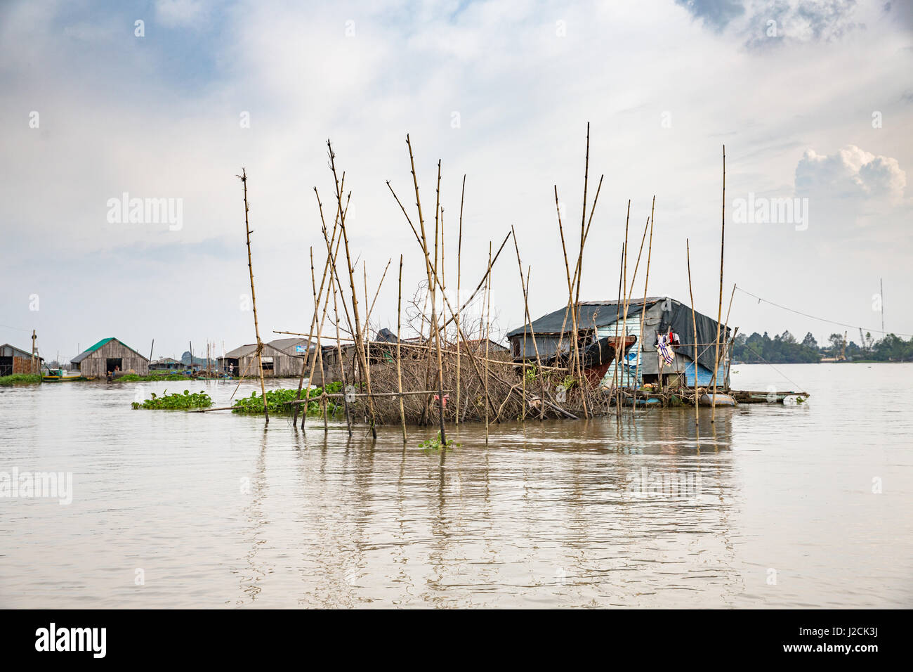 Bùi Hữu Cồn Sơn, près de Cần Thơ Nghĩa, capitale et plus grande ville dans le Mékong DeltaBy voile vous traverserez le Mékong pour l'île. Maisons de pêcheurs Banque D'Images