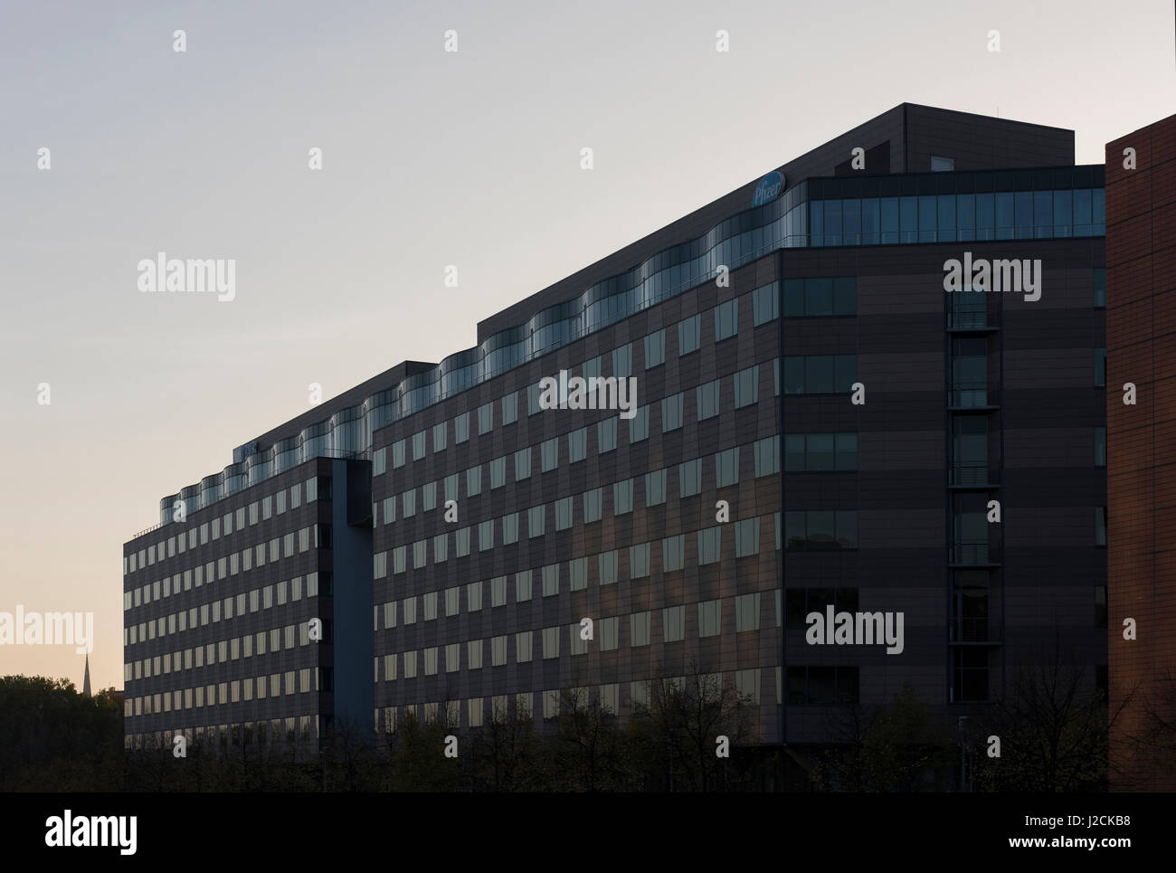 Le bâtiment de Pfizer à Berlin au coucher du soleil Banque D'Images
