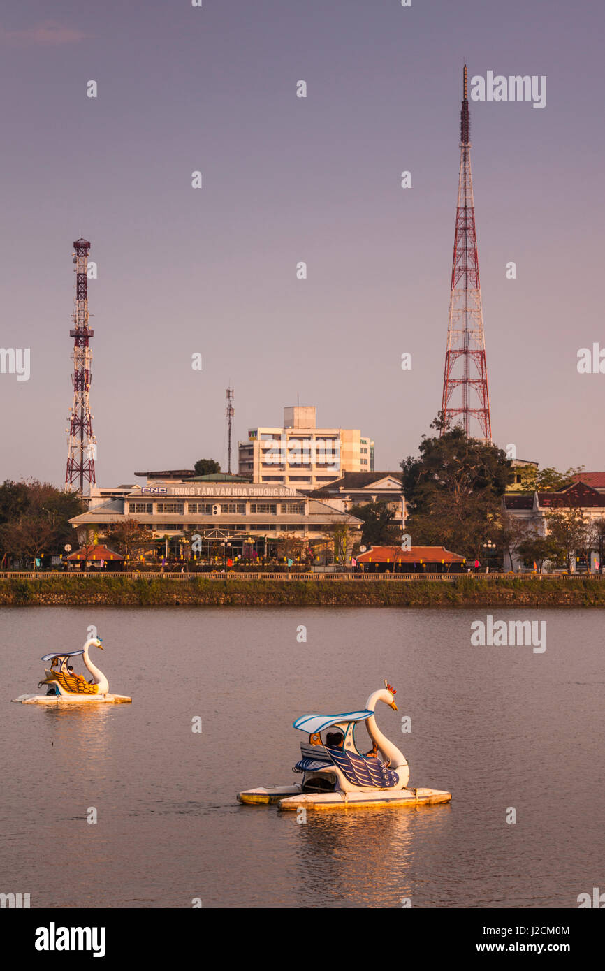 Vietnam, Hue. La rivière des Parfums et touristique swan boats, coucher du soleil Banque D'Images